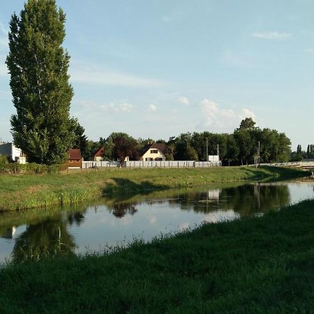 River Side Apartman Kalocsa Exterior photo